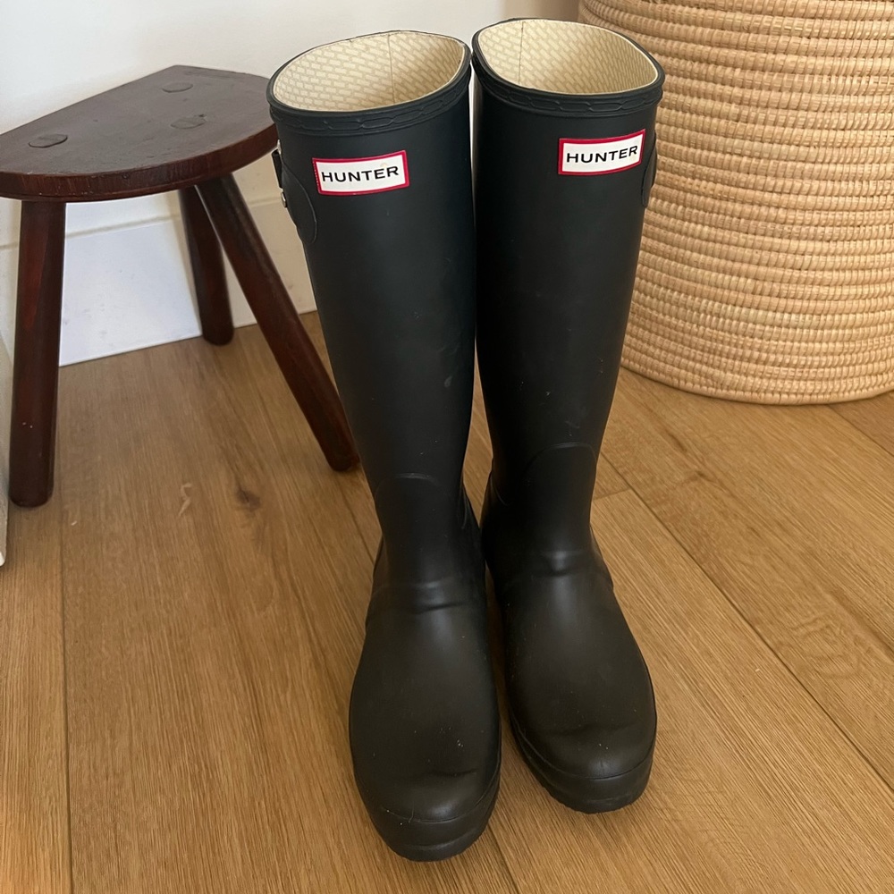 Hunter tall navy blue rain boot size 6